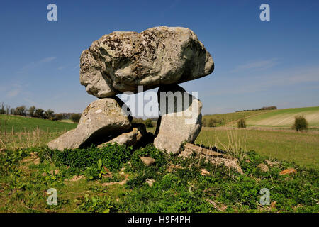 Le Devil's Den, les vestiges d'une chambre funéraire néolithique (ou dolmen) sur Fyfield vers le bas. Banque D'Images