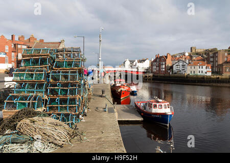 Whitby Harbour et des casiers à homard empilés, North Yorkshire UK Banque D'Images