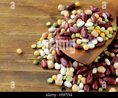 Mélange de haricots secs (pois, lentilles) sur une table en bois Banque D'Images