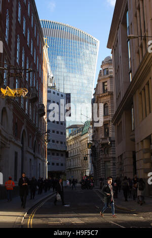 Lombard Street, à partir de la banque carrefour, où convergent 9 rues par la Banque d'Angleterre, Lombard Street, London UK exécute au sud-est Banque D'Images