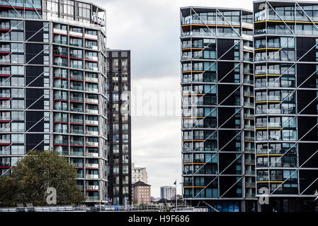 Les nouveaux et les anciens bâtiments sur la Tamise, Londres Banque D'Images