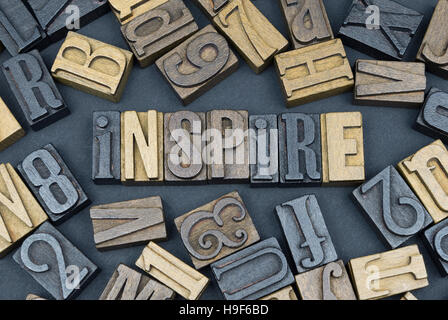Inspirer écrit en lettres en bois individuels Banque D'Images