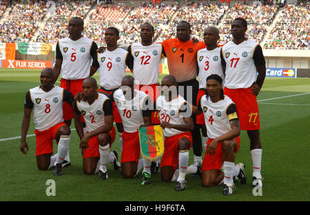 L'équipe de Cameroun République Groupe 0F IRLANDE V CAMEROUN NIIGATA STADIUM NIIGATA AU JAPON 01 Juin 2002 Banque D'Images