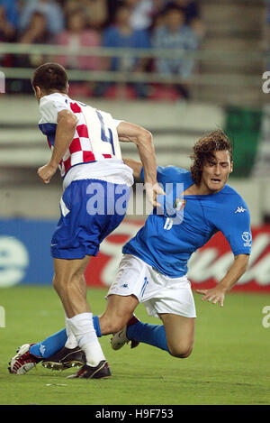 STJEPAN TOMAS FRANCESCO TOTTI ITALIE V CROATIE PREFECTURAL KASHIMA STADIUM IBARAKI AU JAPON 08 Juin 2002 Banque D'Images