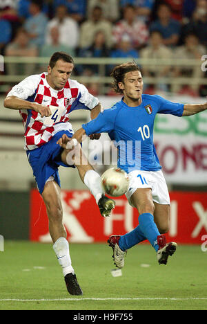 STJEPAN TOMAS FRANCESCO TOTTI ITALIE V CROATIE PREFECTURAL KASHIMA STADIUM IBARAKI AU JAPON 08 Juin 2002 Banque D'Images