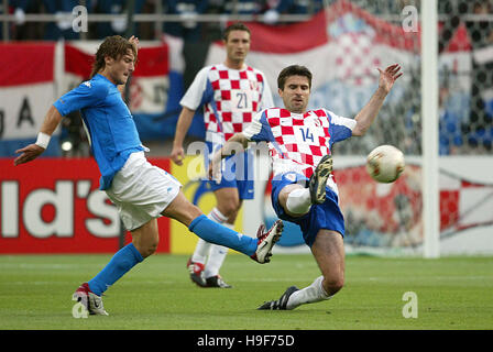 ZVONIMIR SOLDO FRANCESCO TOTTI ITALIE V CROATIE PREFECTURAL KASHIMA STADIUM IBARAKI AU JAPON 08 Juin 2002 Banque D'Images