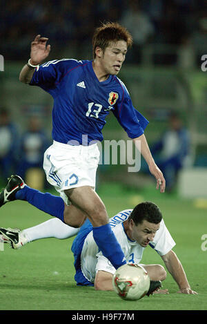 ATSUSHI YANAGISAWA Y NIKIFOROV JAPON RUSSIE V STADE DE YOKOHAMA YOKOHAMA JAPON 09 Juin 2002 Banque D'Images