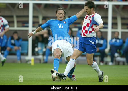 FRANCESCO TOTTI DAVOR VUGRINEC ITALIE V CROATIE IBARAKI KASHIMA STADIUM d'IBARAKI AU JAPON 08 Juin 2002 Banque D'Images