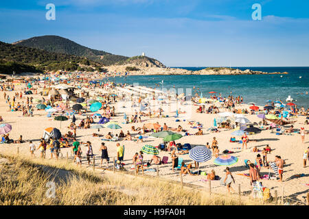 Chia, Italie - 18 août 2016 : les magnifiques plages et les eaux cristallines de la baie de Chia, Sardaigne, Italie. Banque D'Images