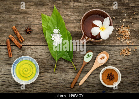 Les avocats de la nature avec des feuilles séchées ingrédients spa , bael indien Banque D'Images