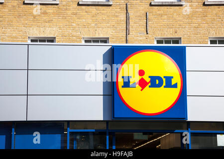 Signe au-dessus de Lidl supermarché épicerie (Camden, Londres, UK) Banque D'Images