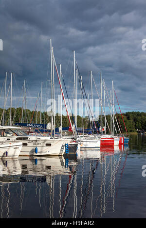 Marina avec voiliers à Giżycko, lac Kisajno, Mazurie Lake District, Pologne Banque D'Images