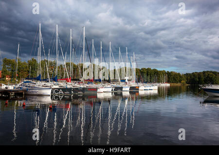 Marina avec voiliers à Giżycko, lac Kisajno, Mazurie Lake District, Pologne Banque D'Images