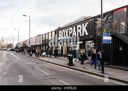 Les gens qui marchent à l'BOXPARK, un pop up shopping lieu avec plusieurs groupes boutiques et bars à Shoreditch, London, UK. Banque D'Images