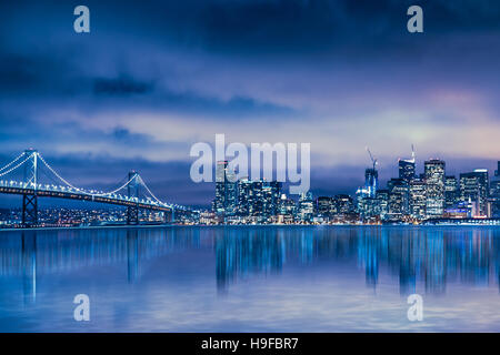 La belle ville de San Francisco Californie skyline avec le Pont de la baie de nuit avec des lumières Banque D'Images