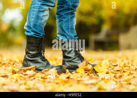 Feuillage Nature plein air concept vous détendre. L'homme dans des bottes noires. Dans les chaussures en cuir homme jeans pantalons à l'extérieur. Banque D'Images