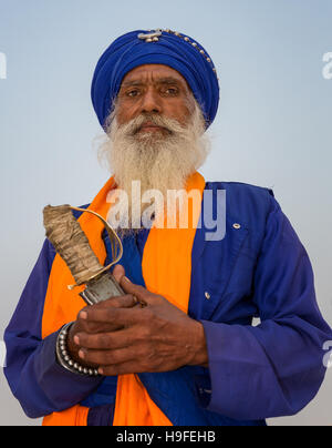 Pèlerin sikh dans le Temple d'or sikh complexe dans la ville d'Amritsar, au Pendjab, dans le Nord de l'Inde Banque D'Images