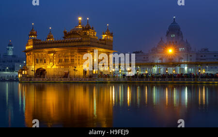 Temple d'or, illuminé Sri Harmandir Sahib, Amritsar, Inde Banque D'Images