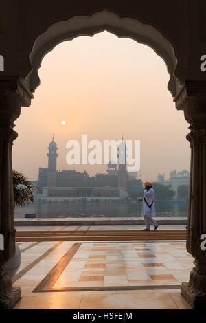 Un pèlerin Sikh marchant devant le Temple d'or, Amritsar, Punjab, Inde du Nord, Inde Banque D'Images