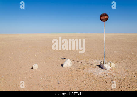 Pas d'entrée ou le passage interdit de signer au milieu du désert du Namib isolé en face de ciel bleu Banque D'Images