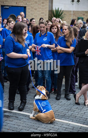 Londres, Royaume-Uni. 7 Septembre, 2016. Les bénévoles lors de la visite de la duchesse de Cornwall à Battersea Dogs and Cats Home. Banque D'Images