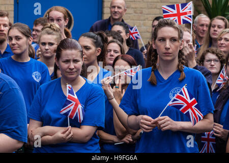 Londres, Royaume-Uni. 7 Septembre, 2016. Les bénévoles lors de la visite de la duchesse de Cornwall à Battersea Dogs and Cats Home. Banque D'Images