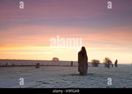 Tôt un matin de février au frosty West Kennet Avenue, à Avebury dans le Wiltshire, Angleterre, Site du patrimoine mondial de l'UNESCO. Banque D'Images