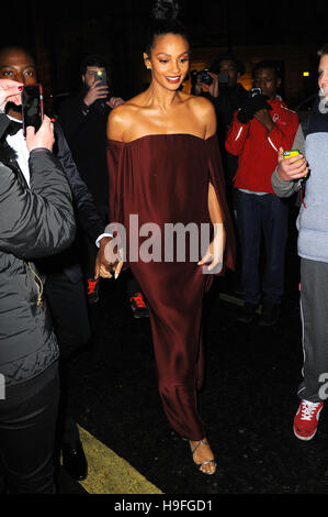 Alesha Dixon vu arriver au Gala 2016 Cadeaux Mondial au Corinthia Hotel Banque D'Images