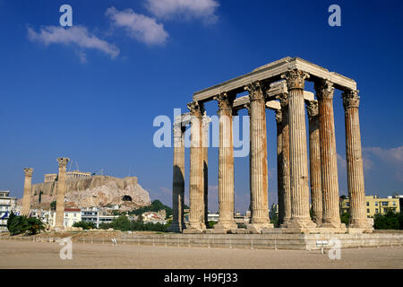 Grèce, Athènes, temple de Zeus Olympien avec l'Acropole en arrière-plan Banque D'Images