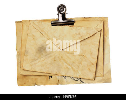 Vieille enveloppe et feuilles papper close up isolated on white Banque D'Images