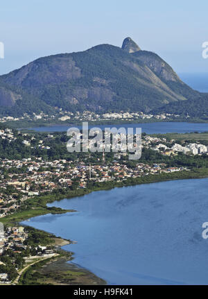 Brésil, État de Rio de Janeiro, Niteroi, vue du Parque da Cidade vers Lagoa de Piratininga et Itaipu. Banque D'Images