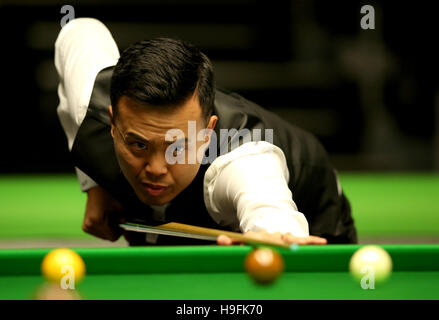 Marco Fu pendant son match contre Josh Boileau au cours de la première journée du Championnat du Royaume-Uni Betway, 2016 au York Barbican. Banque D'Images