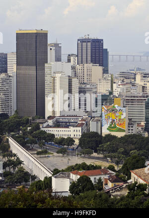 Brésil, Rio de Janeiro, centre-ville Skyline vue de la Parque das Ruinas à Santa Teresa. Banque D'Images