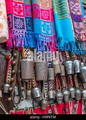 Foulards colorés et cloches Yak à vendre au Népal Banque D'Images