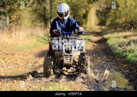 Le quad sur une piste de ferme campagne sale, England, UK Banque D'Images