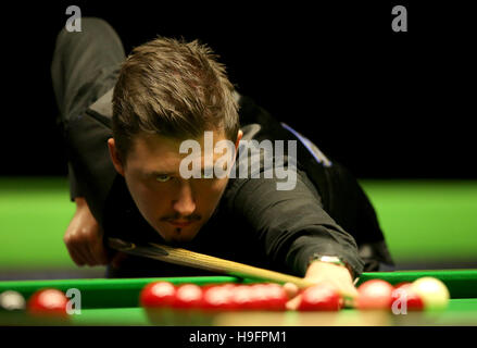 Kyren Wilson pendant son match contre Mitchell Mann au cours de la première journée du Championnat du Royaume-Uni Betway, 2016 au York Barbican. Banque D'Images