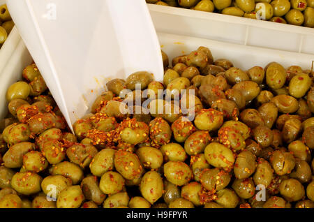 Sous l'huile d'olives vertes pour la vente à l'étal dans le sud de l'Italie Banque D'Images