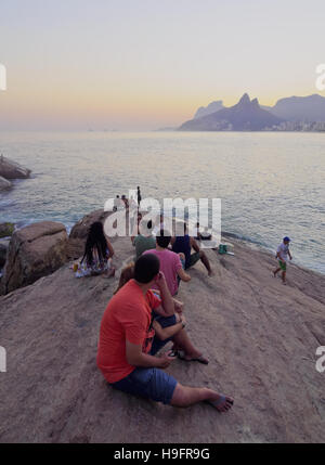 Brésil, Rio de Janeiro, Ipanema, Coucher de soleil vu de Pedra do Arpoador. Banque D'Images