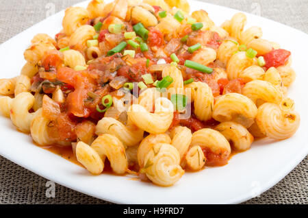 Close-Up view sur cavatappi pâtes avec une sauce à l'étuvée de légumes et les poireaux sur fond textile Banque D'Images