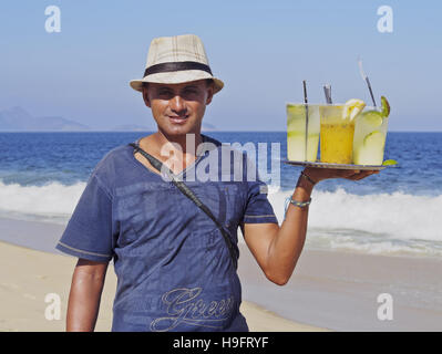 Brésil, Rio de Janeiro, Man selling caipirinhas sur la plage de Copacabana. Banque D'Images