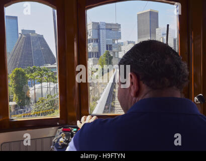 Brésil, Rio de Janeiro, Lapa, tramway jaune traverser l'Aqueduc Carioca appelé Arcos da Lapa. Banque D'Images