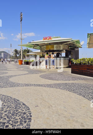 Brésil, Rio de Janeiro, le portugais modèle d'onde de la chaussée et au bar de la plage Copacabana. Banque D'Images