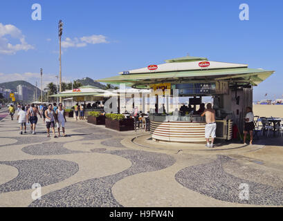 Brésil, Rio de Janeiro, le portugais modèle d'onde de la chaussée et au bar de la plage Copacabana. Banque D'Images