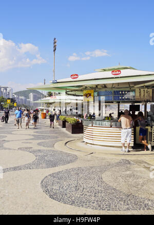 Brésil, Rio de Janeiro, le portugais modèle d'onde de la chaussée et au bar de la plage Copacabana. Banque D'Images