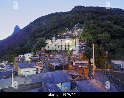 Brésil, Rio de Janeiro, Crépuscule vue de la Favela Santa Marta avec Corcovado et la Statue du Christ derrière. Banque D'Images