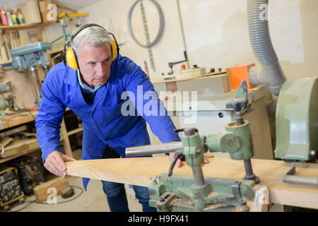 Carpenter matures lors d'un atelier de travail Banque D'Images