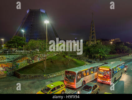 Brésil, Rio de Janeiro, centre-ville, vue nocturne de l'Avenida Republica do Chile et la Cathédrale Métropolitaine. Banque D'Images