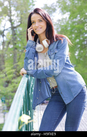 Woman phoning dans la nature Banque D'Images