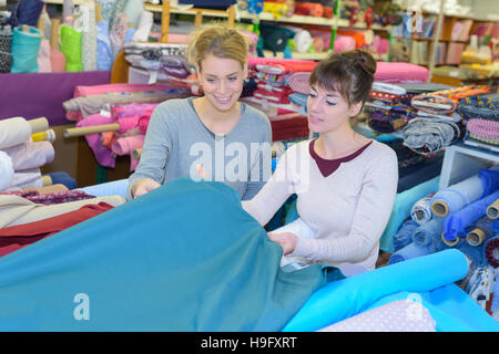 Femme choisit de lambeaux de tissus colorés sur la table close up Banque D'Images