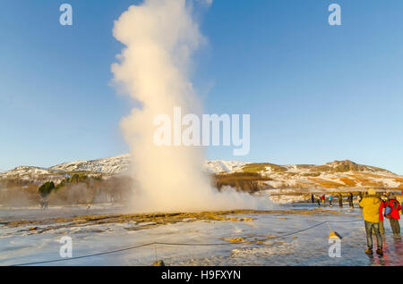 Strokkur geyser en éruption le Golden Circle Tour l'Islande Banque D'Images